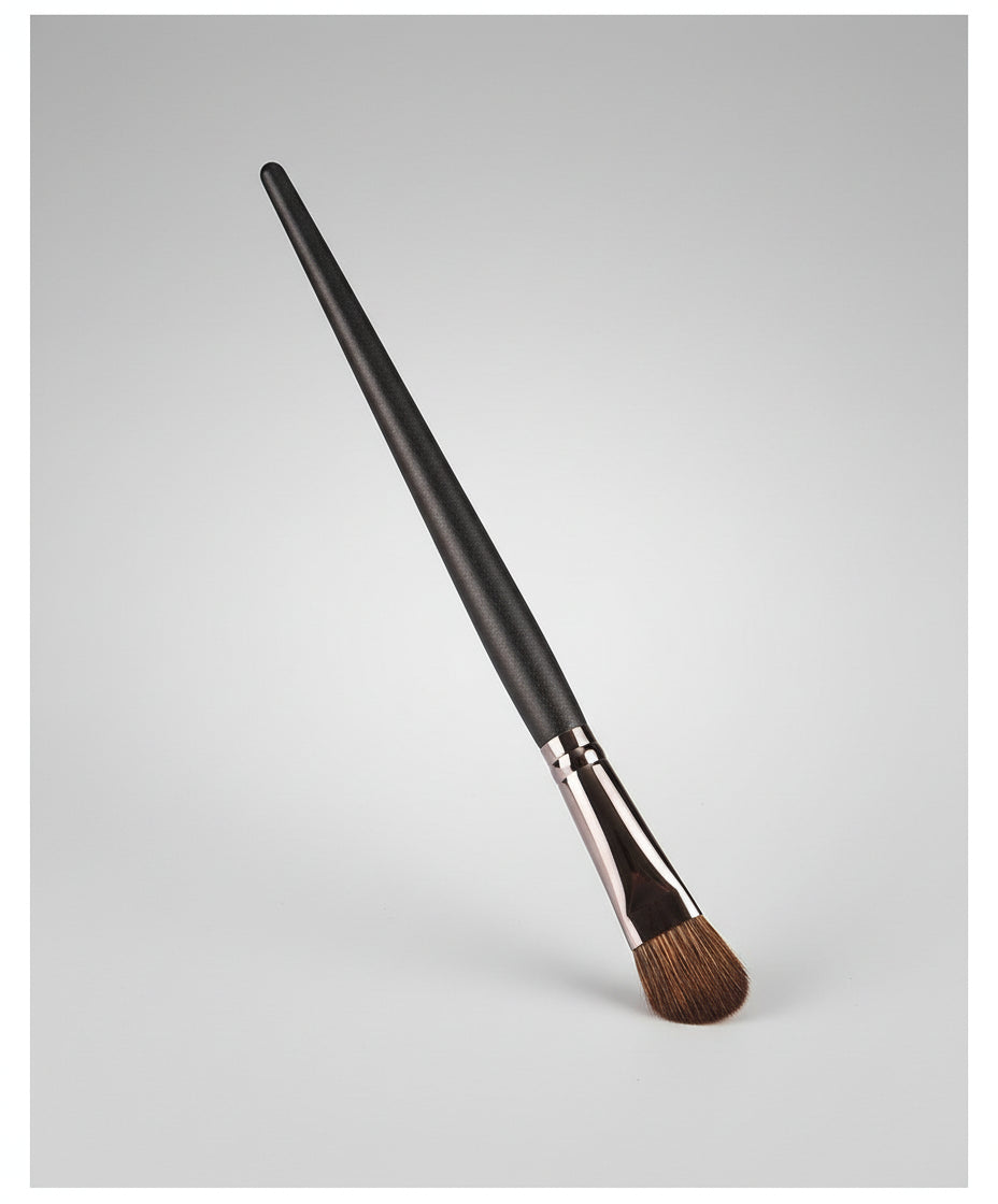 Grey Bevel Nose Shadow Brush – Soft Squirrel Hair with Solid Wood Handle
