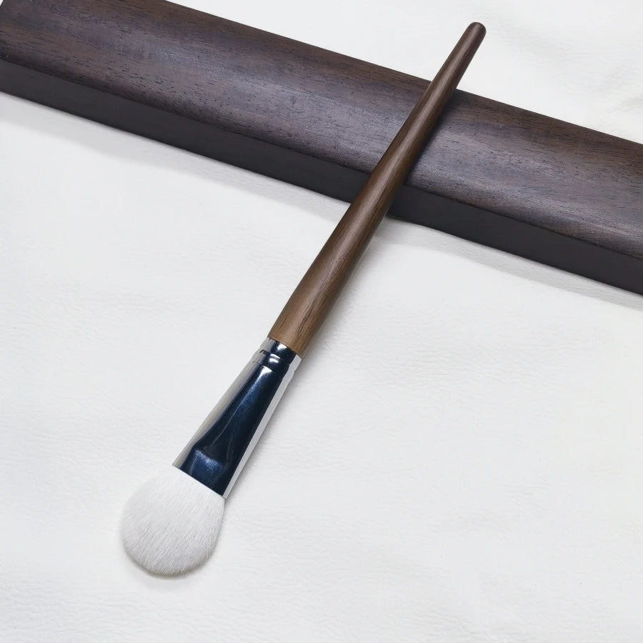 Natural Goat Hair Blush & Highlighter Brush – Pro Shadow & Bronzer Tool