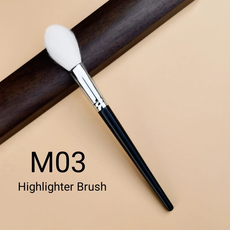 Professional Blusher & Highlighter Brush – Natural Goat Hair Beauty Tool