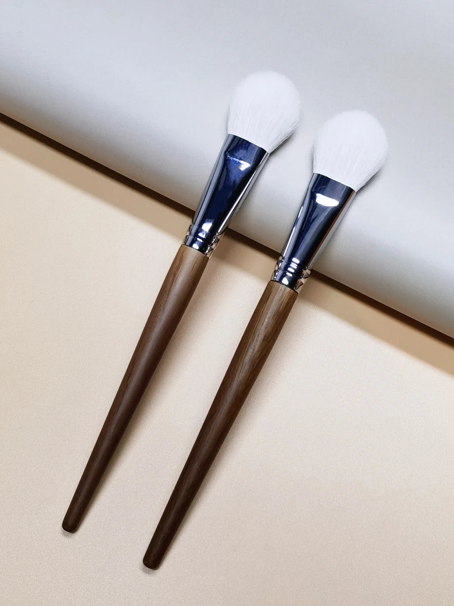 Natural Goat Hair Blush & Highlighter Brush – Pro Shadow & Bronzer Tool